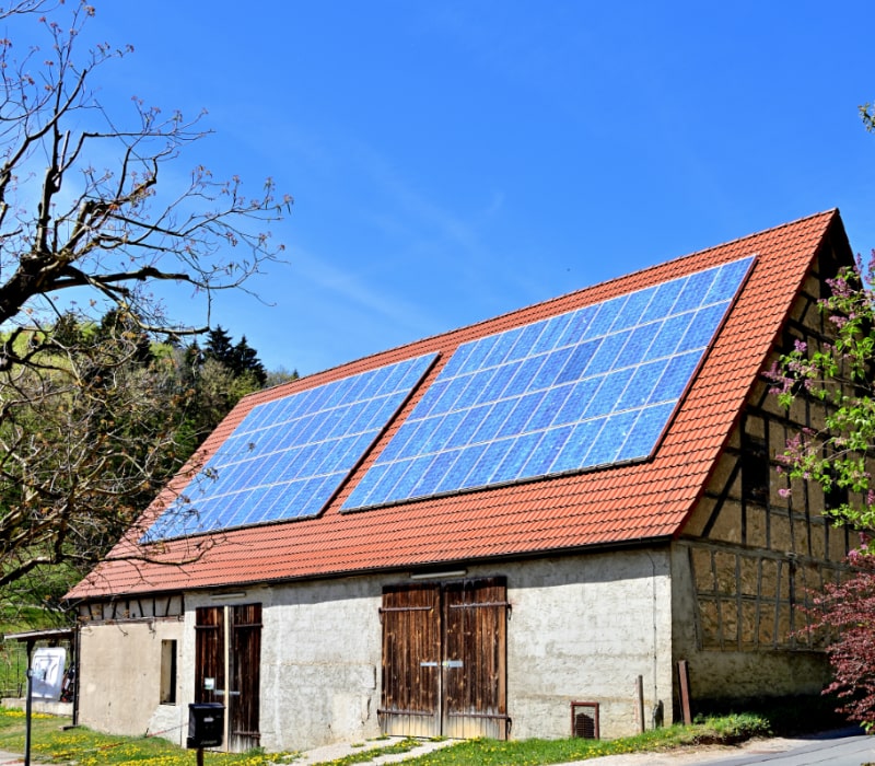 https://so-solartechnik.de/wp-content/uploads/2024/11/Solaranlagen-fuer-landwirtschaftliche-Betriebe-Leistungen-1.jpeg