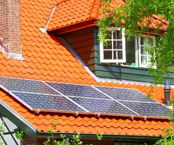 https://so-solartechnik.de/wp-content/uploads/2024/11/Solaranlagen-in-Berlin-fuer-Privathaushalte.jpg