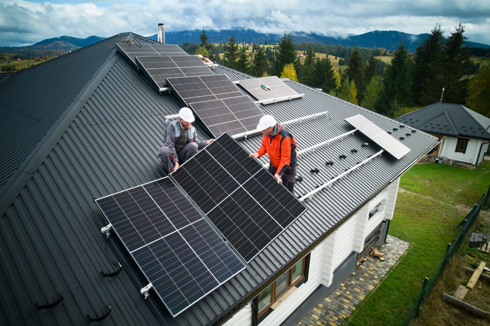 https://so-solartechnik.de/wp-content/uploads/2025/06/Ausrichtung-und-Neigung-des-Daches.jpg