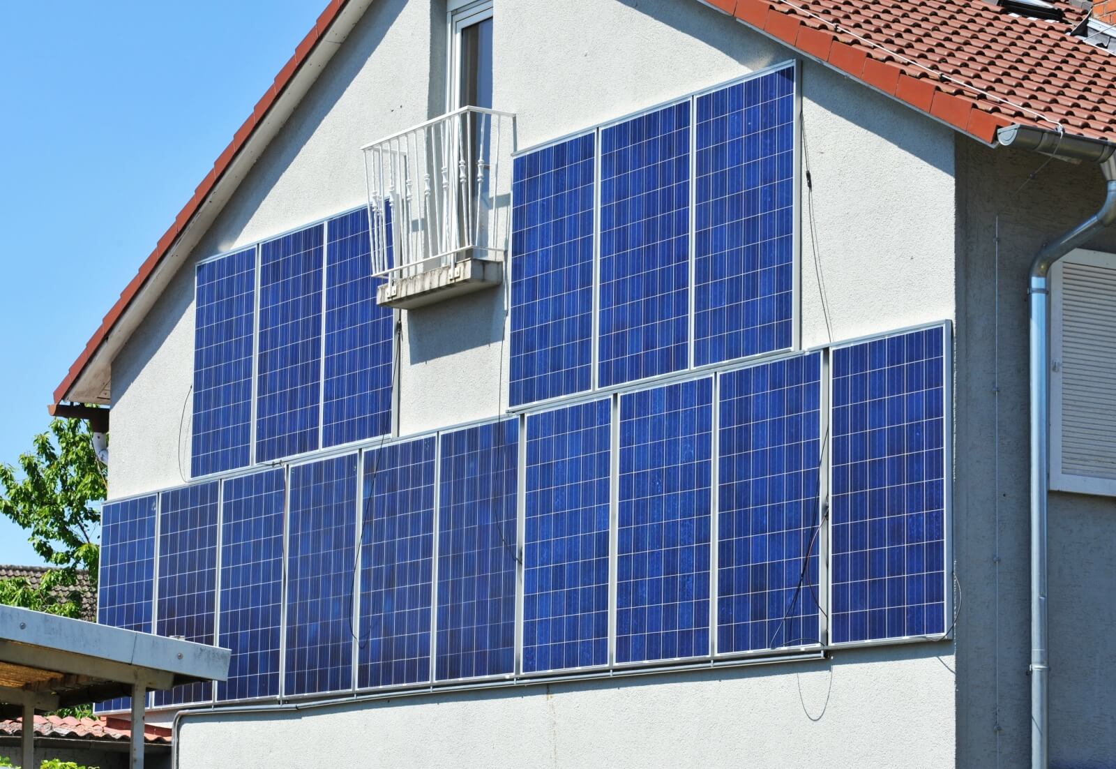https://so-solartechnik.de/wp-content/uploads/2025/06/Fassadenanlage.jpg