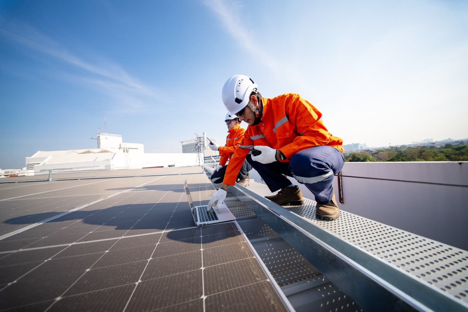 https://so-solartechnik.de/wp-content/uploads/2025/06/Pruefung-der-Solaranlage.jpg