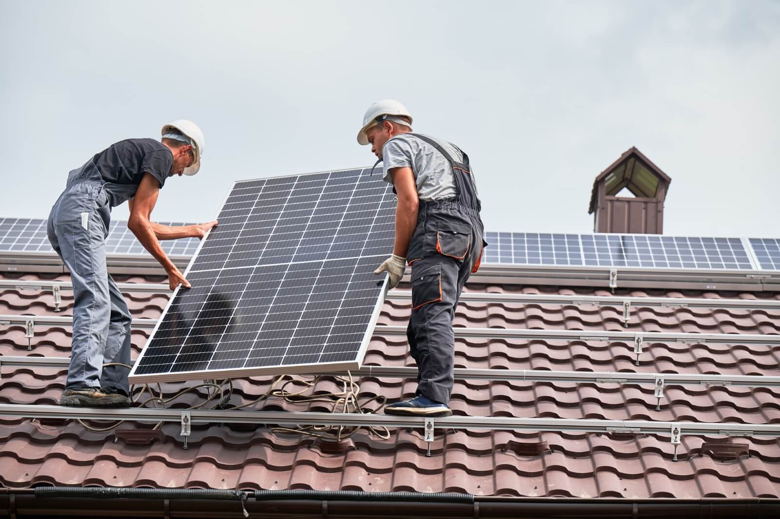 https://so-solartechnik.de/wp-content/uploads/2025/06/Reparatur-von-Solarmodulen.jpg